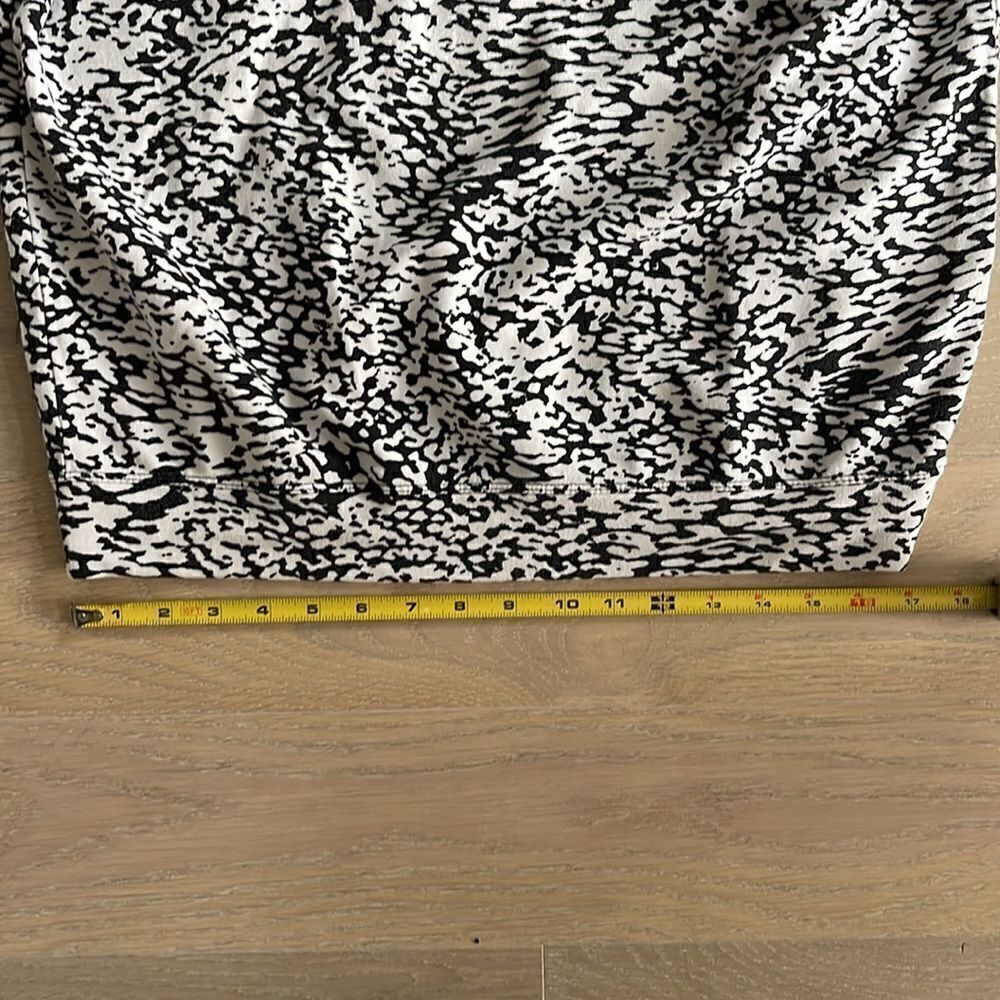 Athleta Leopard Print Seamless Long Sleeve Shirt. Black and white, Extra Small. - Picture 4 of 6